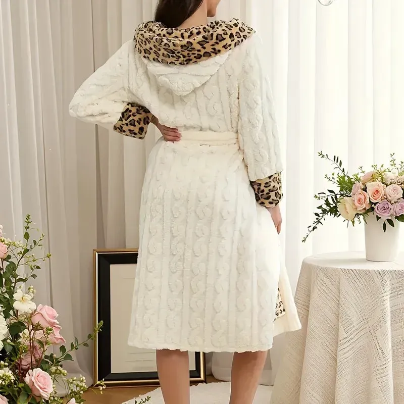 Bata De Dama Con Capucha Animal Print - Imagen 3